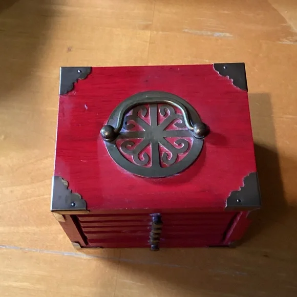 Vintage-Inspired Red coaster Organizer with Brass Details - Picture 5 of 6